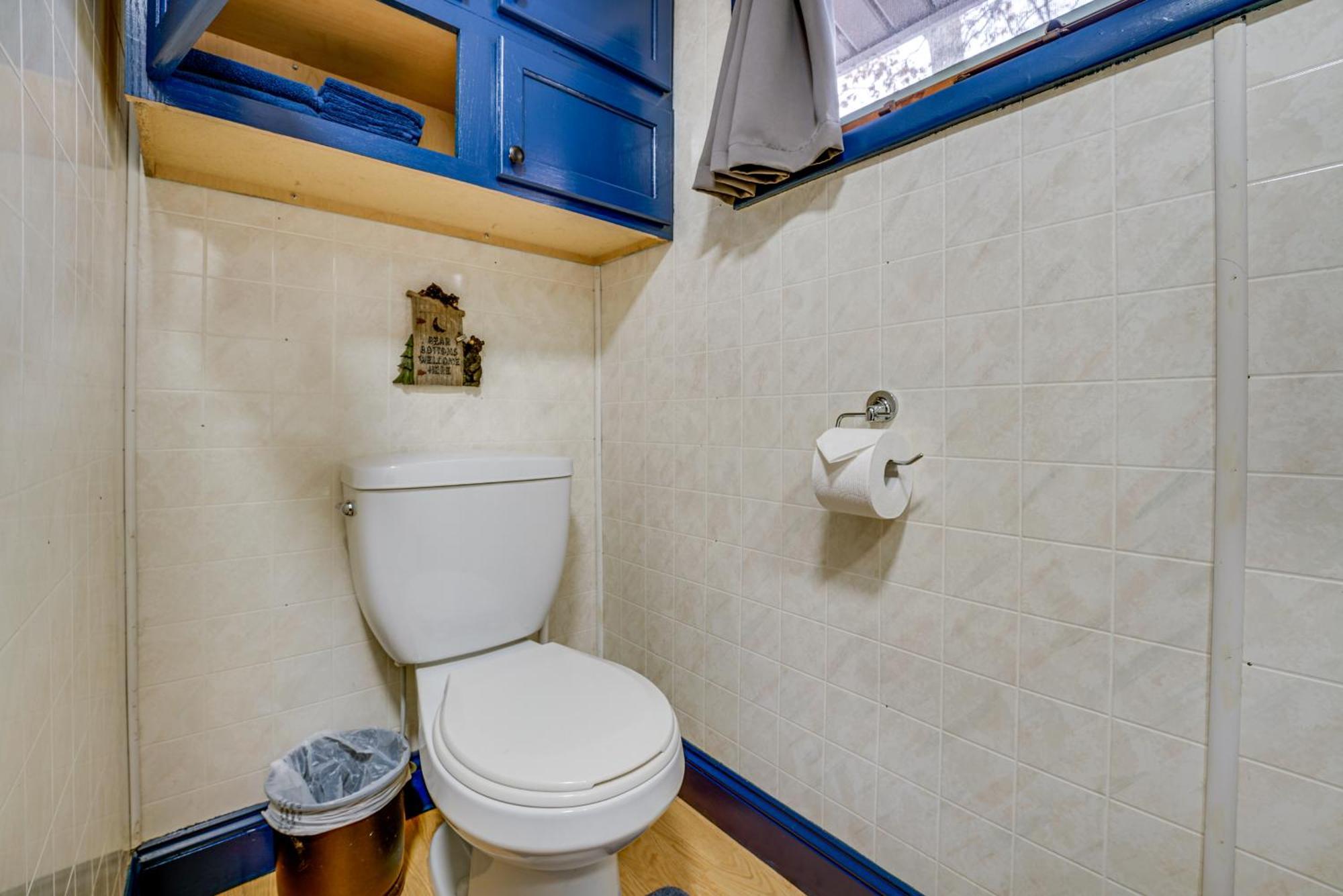 Pet-Friendly Irons Cottage About 4 Mi To Sand Lake! Exterior photo