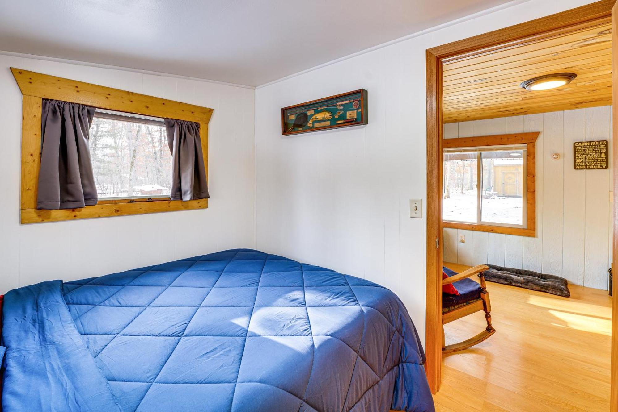 Pet-Friendly Irons Cottage About 4 Mi To Sand Lake! Exterior photo