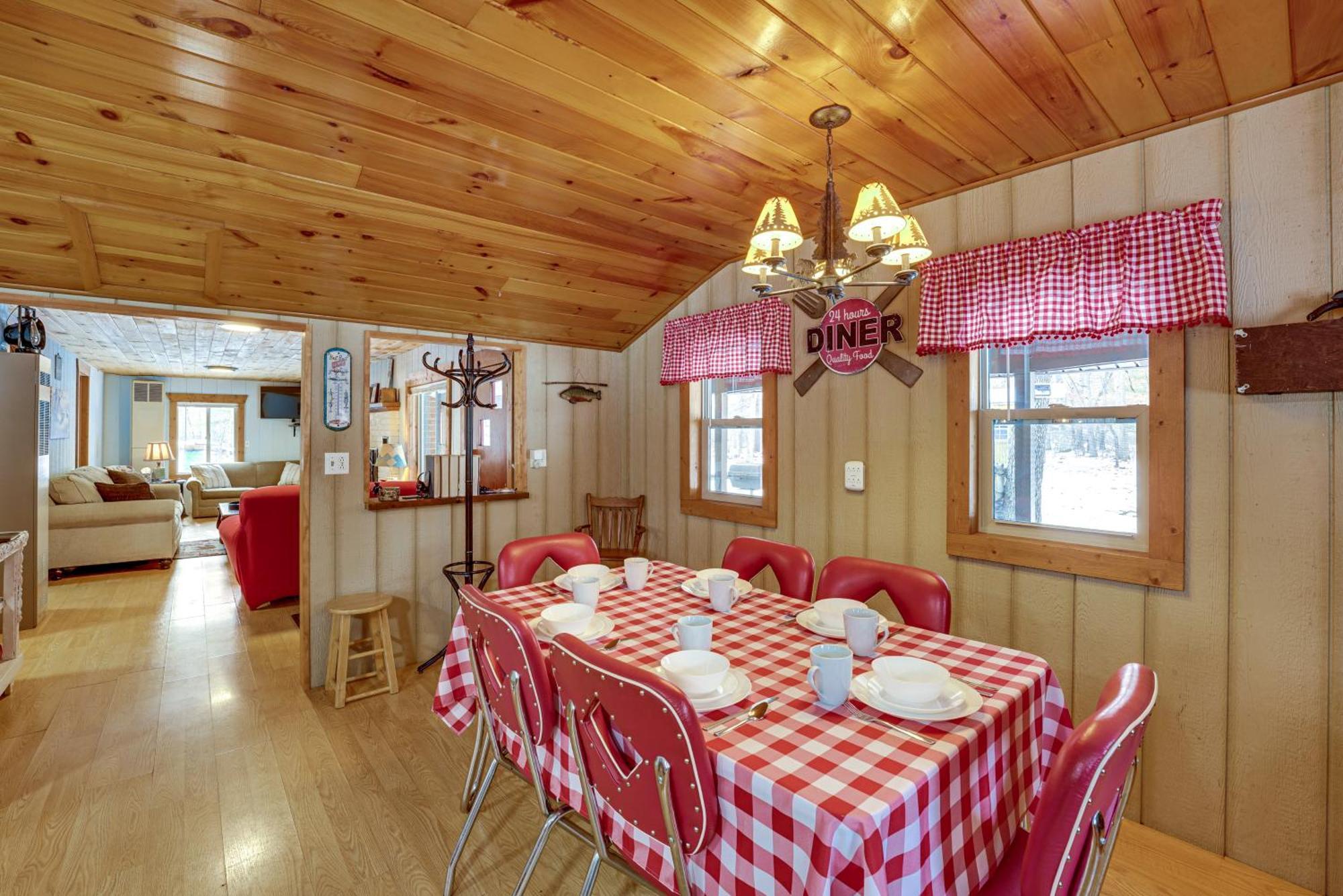 Pet-Friendly Irons Cottage About 4 Mi To Sand Lake! Exterior photo
