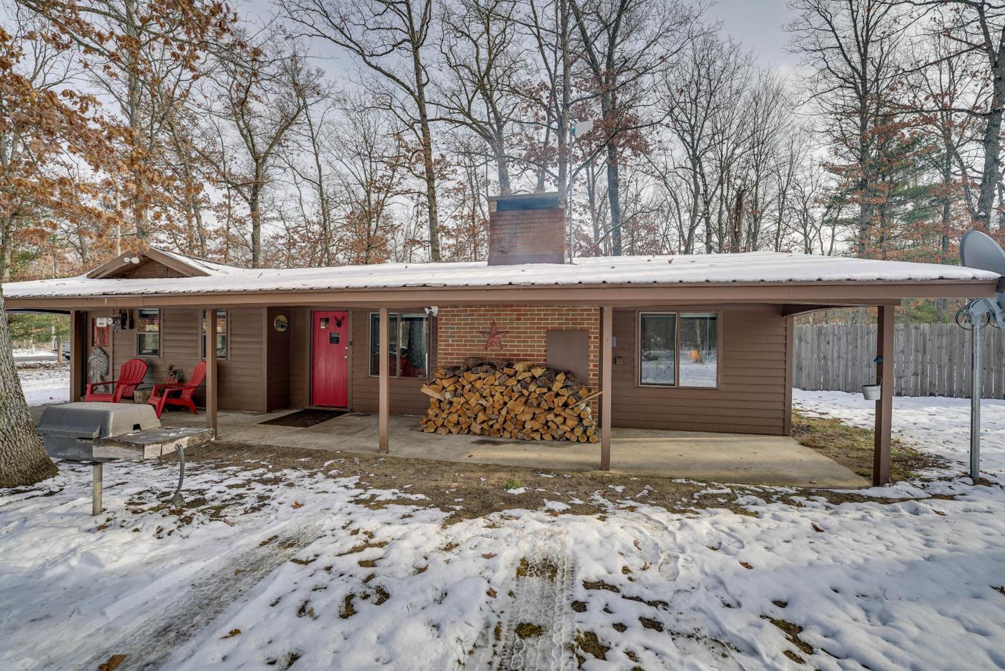 Pet-Friendly Irons Cottage About 4 Mi To Sand Lake! Exterior photo